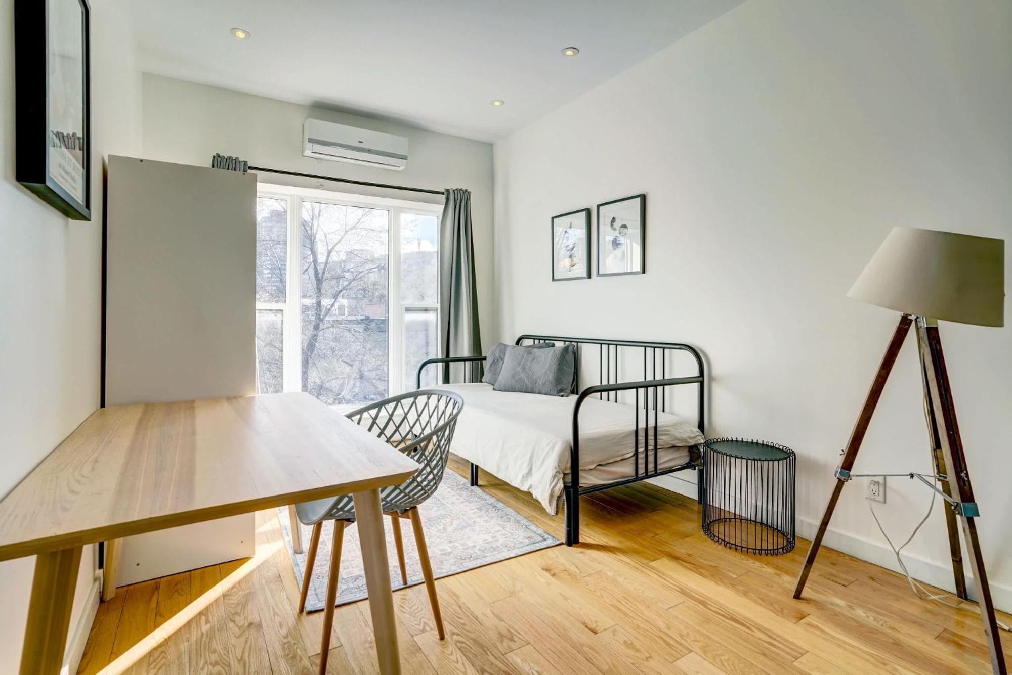 Spacious Group Haven Near Trendy St Laurent Appartement Montréal