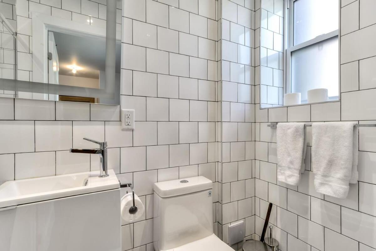 Spacious Group Haven Near Trendy St Laurent Montréal