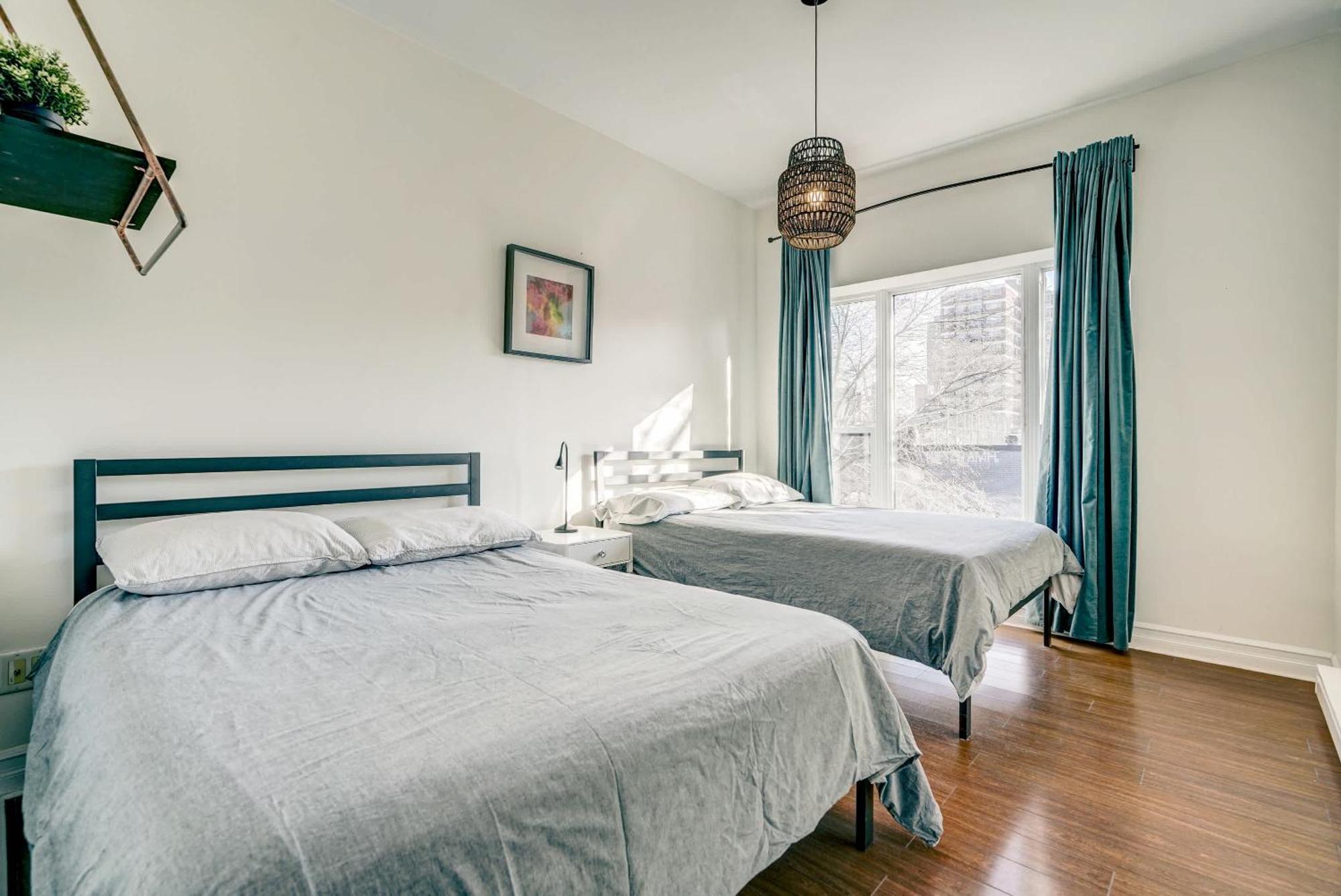 Spacious Group Haven Near Trendy St Laurent Appartement Montréal