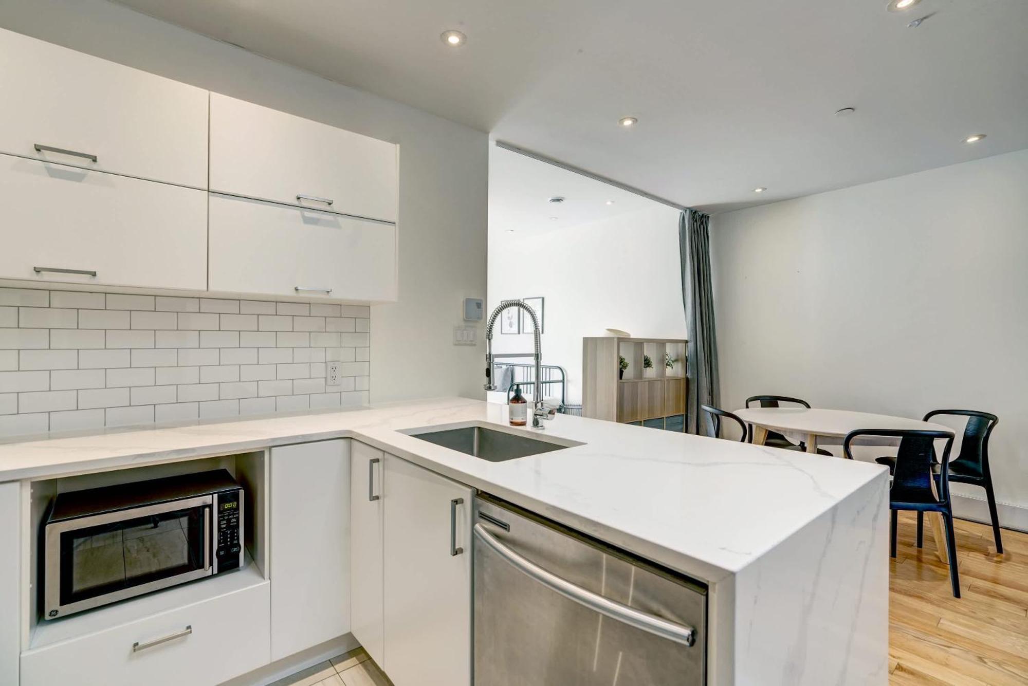 Spacious Group Haven Near Trendy St Laurent Montréal