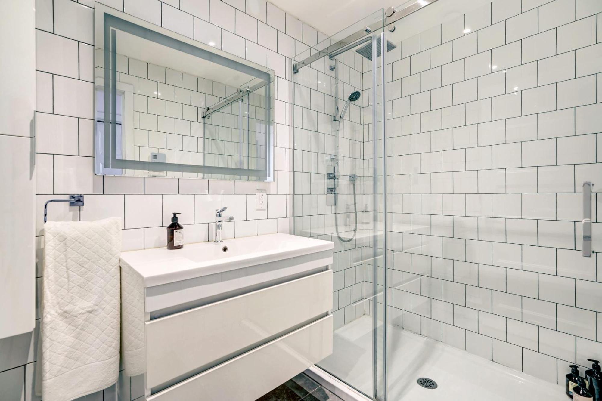 Spacious Group Haven Near Trendy St Laurent Appartement