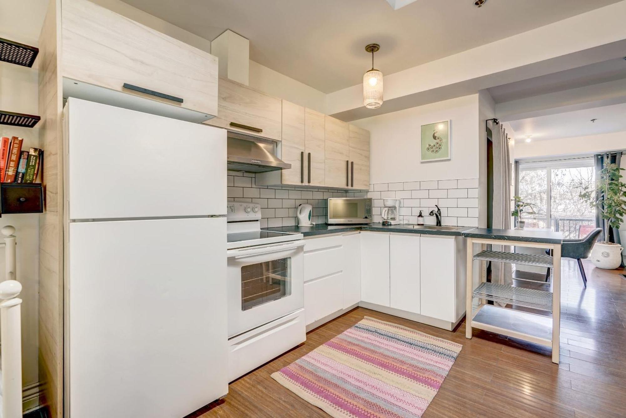 Spacious Group Haven Near Trendy St Laurent Appartement Montréal