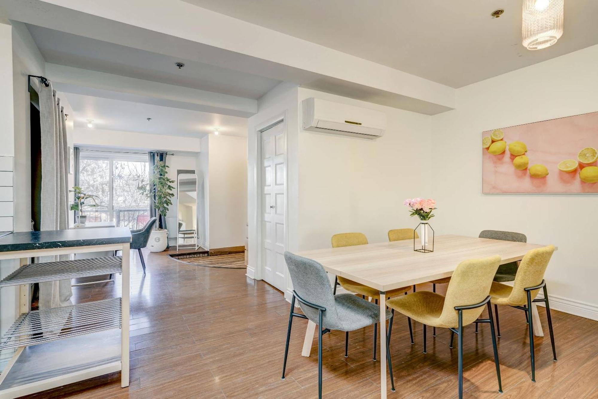 Spacious Group Haven Near Trendy St Laurent Montréal
